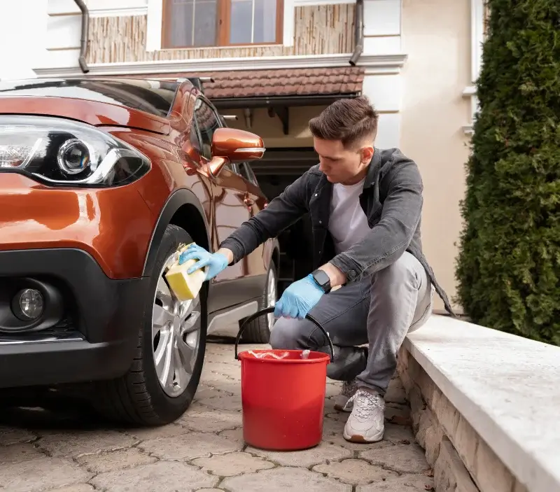 Lavage auto à domicile Barcelonne-du-Gers : professionnel intervenant sur un véhicule